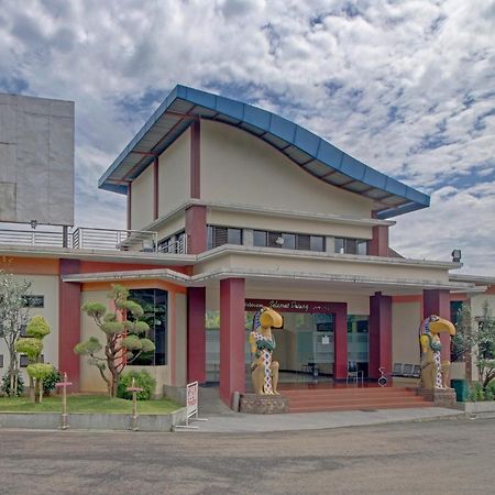 Oyo 89997 Hotel Bumi Kedaton Waterpark Бандар Лампунг Екстериор снимка