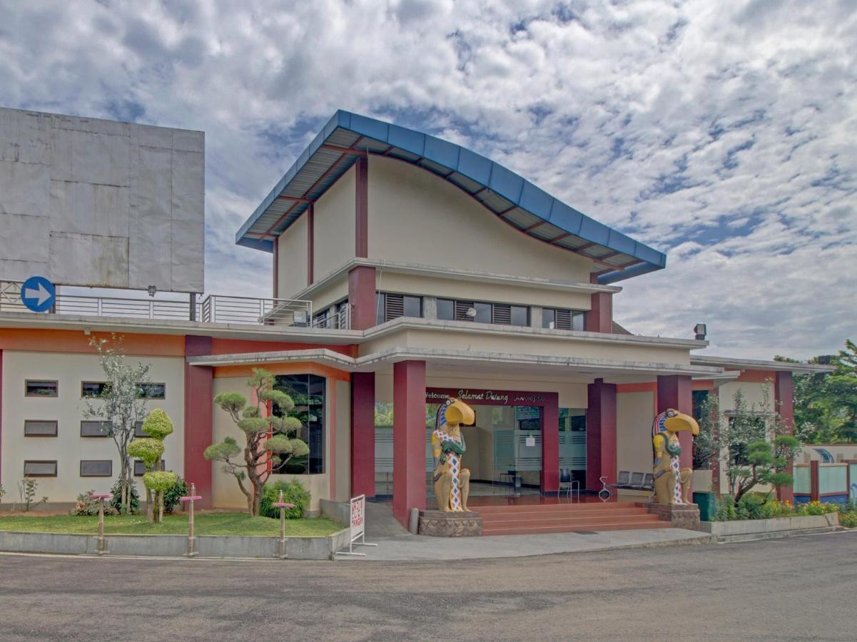 Oyo 89997 Hotel Bumi Kedaton Waterpark Бандар Лампунг Екстериор снимка