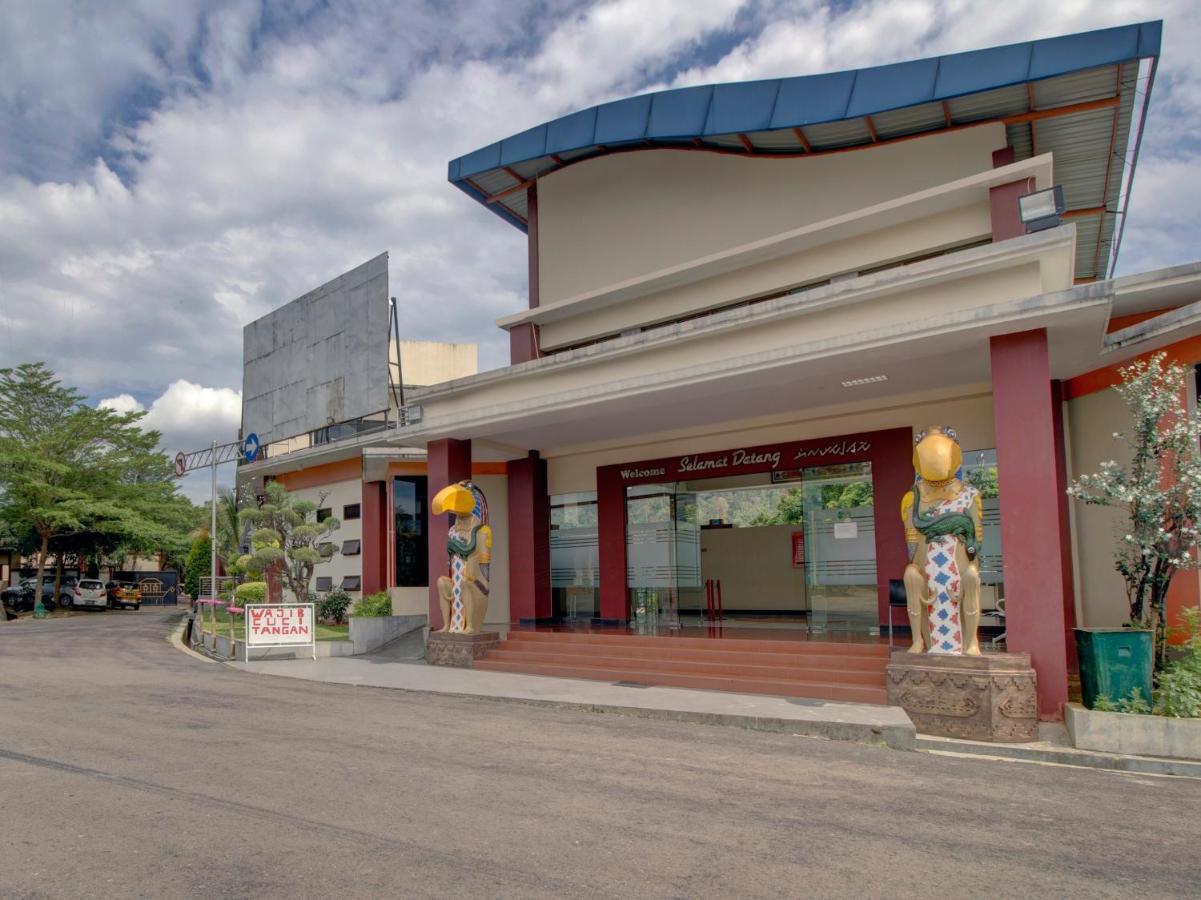 Oyo 89997 Hotel Bumi Kedaton Waterpark Бандар Лампунг Екстериор снимка