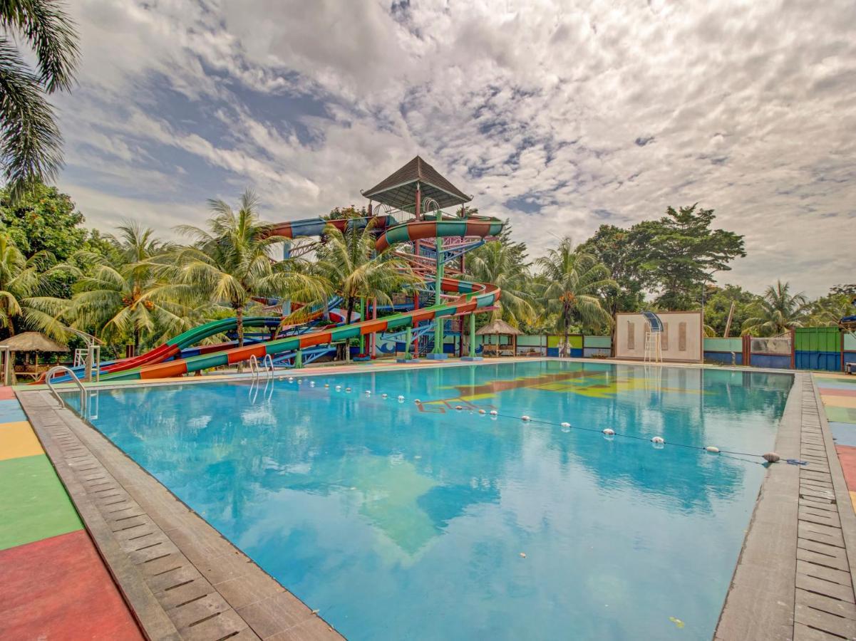 Oyo 89997 Hotel Bumi Kedaton Waterpark Бандар Лампунг Екстериор снимка