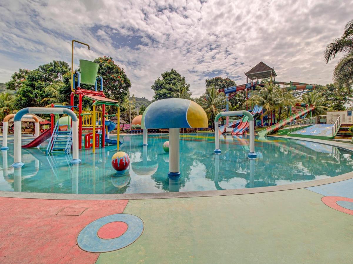 Oyo 89997 Hotel Bumi Kedaton Waterpark Бандар Лампунг Екстериор снимка